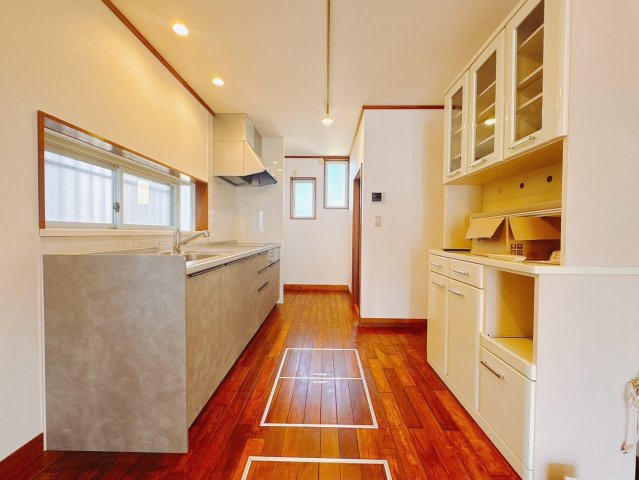 【中古戸建】前橋市荒牧町1丁目のキッチン|■キッチン｜ワークトップの幅が広く、お子様といっしょにお料理をつくったり、ちょっとしたパーティーも楽しめます。フラットなのでお掃除がしやすいのもポイントです♪