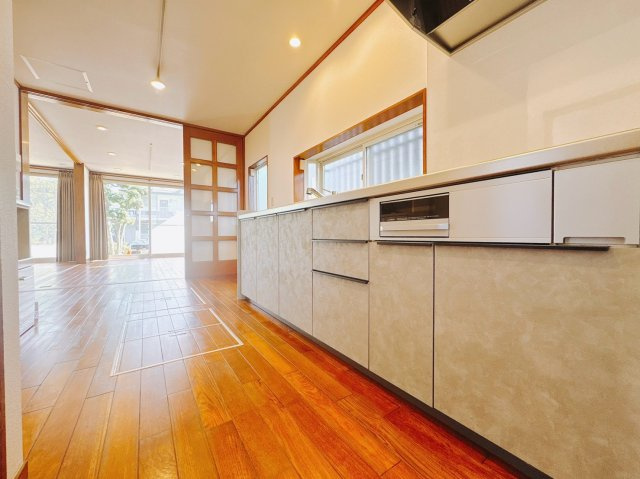 【中古戸建】前橋市荒牧町1丁目のキッチン|■キッチン｜ワークトップ下には、圧力鍋やパスタ鍋などのかさばる調理器具もラクラク収納可能なスライド収納！ものが溢れがちなキッチン回りもスッキリきれいに管理ができます♪