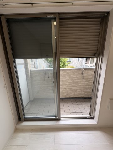 雨戸と網戸がございます。