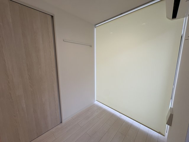 ロールスクリーンで寝室を独立することが可能です。