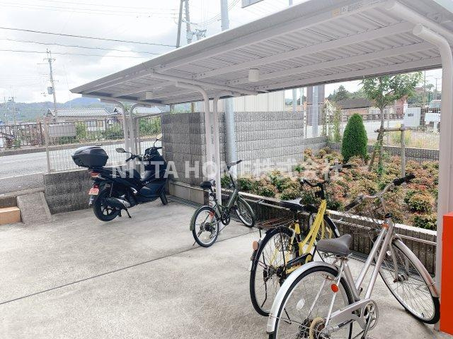 リバービサイドのエントランス|ご家族の自転車を置いてください♪