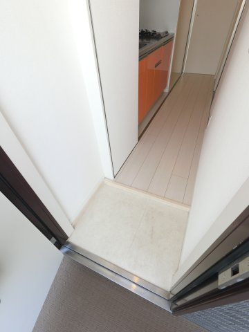 リブリ・CASA TRESの玄関