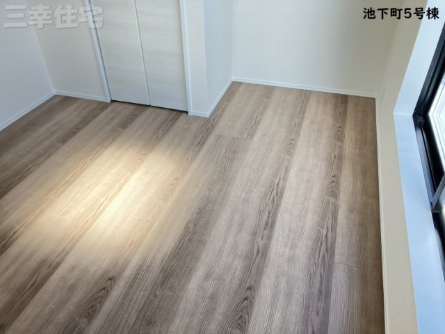 碧南市池下町5号棟の洋室|学習机が置けるスペースです