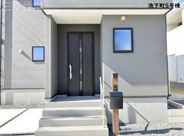 碧南市池下町5号棟の玄関|玄関の鍵はスマートキー、１階リビングにはシャッターも付いていて防犯対策も安心ですね