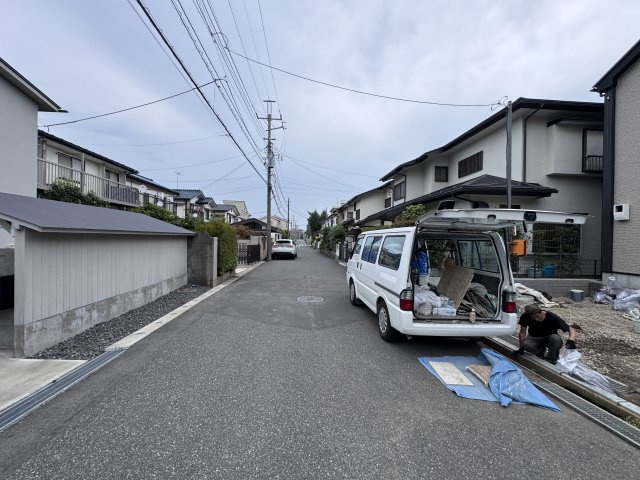 松戸市六高台４丁目新築戸建【六実小学校：2分】の前面道路含む現地写真|北側前面道路・幅員約6ｍ