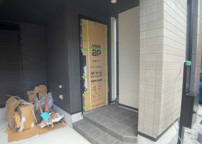 【防犯設備】 | 室内から来客の顔を直接確認できるモニタ付インターホンなど、暮らしの安全を守るセキュリティ配慮が充実。小さなお子様がいるご家庭や留守がちなご家庭でも、毎日安心して快適にお過ごしいただけます。
