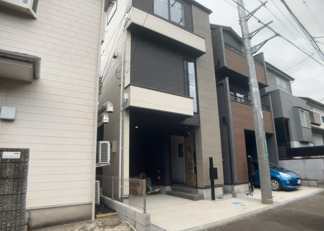 【前面道路含む現地写真】 | 幅員約4.0mの北西側公道に面した現地写真です。前面道路は交通量が多すぎず落ち着いた周辺環境となっており、お車での出入りも慌てず行えます。小田急線「相模大野」駅徒歩12分の便利なロケーションです。