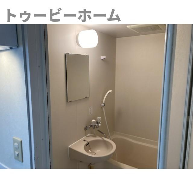 ヴィラ狭山ヶ丘の洗面所|明るい洗面所です