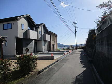 廿日市市物見西１丁目　新築一戸建ての前面道路含む現地写真
