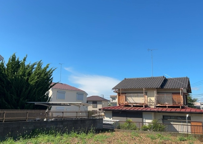 【バルコニー】 | バルコニーは、室外の専用スペースのうち、「屋根がなく開放された空間」であるものを指します。ベランダより広いタイプのものが多く、日当たりもよいため家庭菜園などを楽しみたい人にとって適した環境となります。