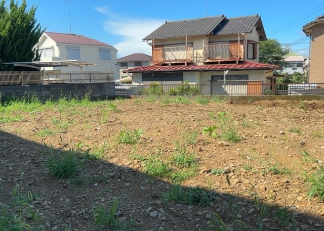 【冷暖房・空調設備】 | 基礎パッキング工法とは、床下の換気確保のため基礎と土台の間に緩衝材を挟み込む工法です。土台の下に数十センチの間隔で設置されるため、全体的な隙間が生まれます。床下換気口に比べて高い通気性が確保されます。