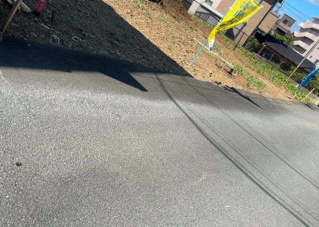 【前面道路含む現地写真】 | 道幅が広い場所は日当たりや風通が良好です。幅が広いのですれ違いも可能ですし大きな車でも駐車可能！一方で、大型車が通ることも多くなるため交通量の増加により騒音に繋がります。また土地の値段が高くなります。