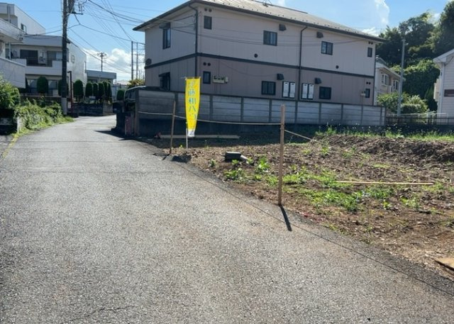 【前面道路含む現地写真】 | 住宅用の土地では前面道路に2m以上接していなければならないと法律で定められています。しかし、お持ちの車のサイズやライフスタイルなどにより、2mでは利便が悪い場合もございますので、事前に確認しましょう。