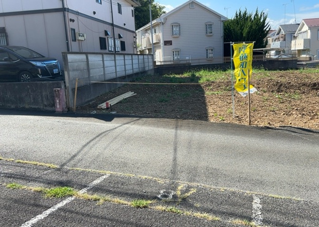 【前面道路含む現地写真】 | お持ちの車種によっては前面道路が広い方が便利でしょう。しかし、前面道路が広ければその分交通量が多くなるため、騒音などが気になる場合があります。実際に現地を見学し、周辺交通量や騒音などを確認しましょう！