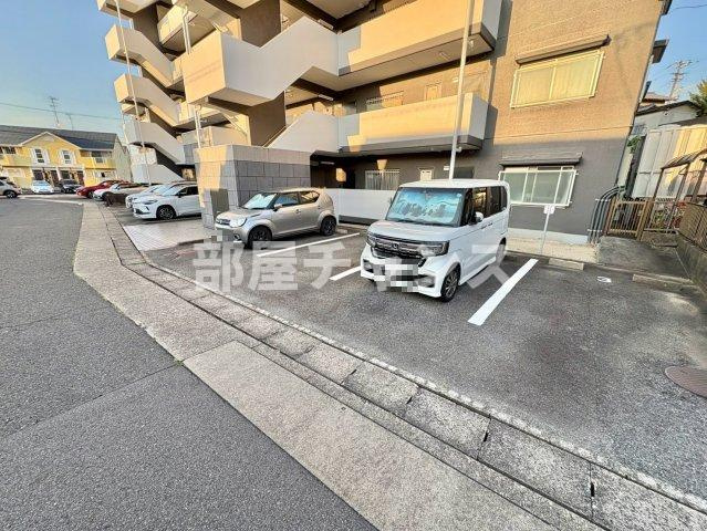 ノイルミナスの駐車場