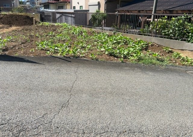 【前面道路含む現地写真】 | 住宅用の土地では前面道路に2m以上接していなければならないと法律で定められています。しかし、お持ちの車のサイズやライフスタイルなどにより、2mでは利便が悪い場合もございますので、事前に確認しましょう。