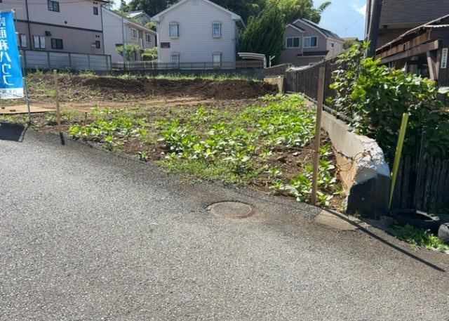 【前面道路含む現地写真】 | お持ちの車種によっては前面道路が広い方が便利でしょう。しかし、前面道路が広ければその分交通量が多くなるため、騒音などが気になる場合があります。実際に現地を見学し、周辺交通量や騒音などを確認しましょう！