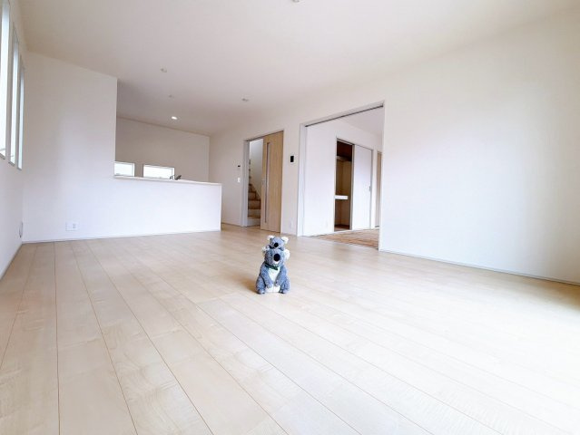 【キッチン】 | 高崎市新町　新築住宅 | 忙しい毎日にうれしい、広々としたシステムキッチン。
収納たっぷりで調理器具も調味料もまとめて収納できます。