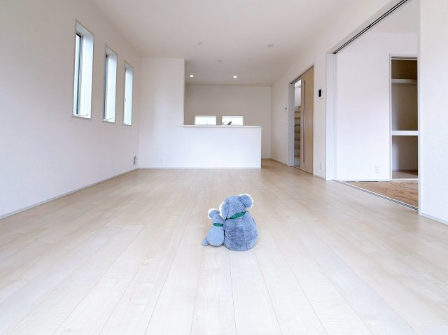 【居間・リビング】 | 高崎市新町　新築住宅 | 開放感あふれるリビング・ダイニングは、光と風を感じながら過ごせる心地よい空間。インテリアの映える落ち着いたデザインで、ゆとりある毎日を演出します。