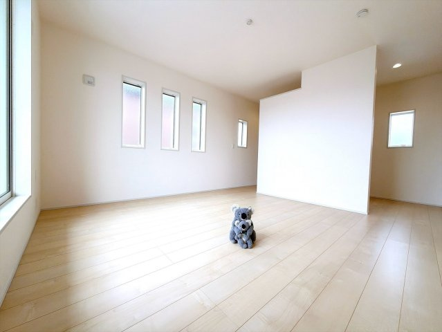 【洋室】 | 高崎市新町　新築住宅 | 窓からそそがれる暖かみのある明るい空間。広々としたプライベート空間で自分の時間を楽しめます。フローリング仕様で普段のお掃除も楽々です。