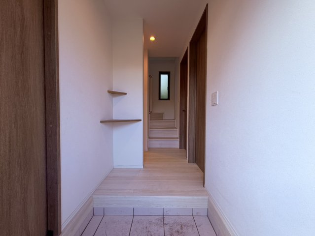【玄関】 | 練馬区石神井台１丁目　新築戸建て　A号棟 | 居住者、来客を優しく迎え、安らぎに満ちた雰囲気を演出する玄関