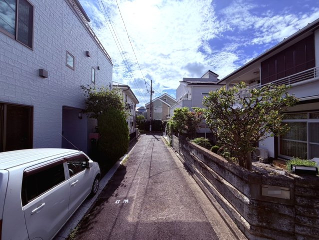 【前面道路含む現地写真】 | 練馬区石神井台１丁目　新築戸建て　A号棟 | 高く青い空を感じて暮らす街並みの一角、静かな暮らしを送れます