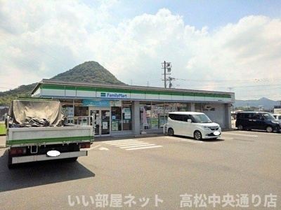 【周辺】 | サンリット　アヴェニュー | ファミリーマート丸亀綾歌町店まで1900m
