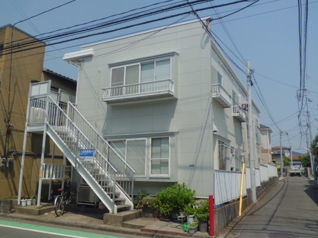 エステート８０のエントランス|外壁塗装済で綺麗です
