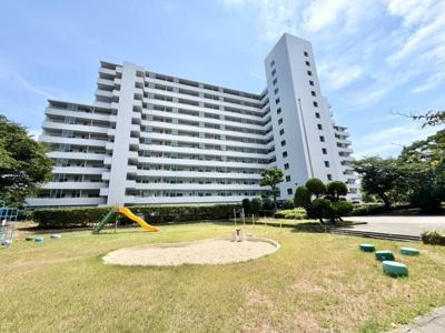 【外観】 | 大阪マリンハイツ２号館 | 【ユニットバス新調】マンションにめずらしい、浴室に窓ございますよ！時間短縮でシャワーだけの方も多いですが、一日の疲れを癒すため湯船に浸かれば心身ともにリラックスできますね♪
