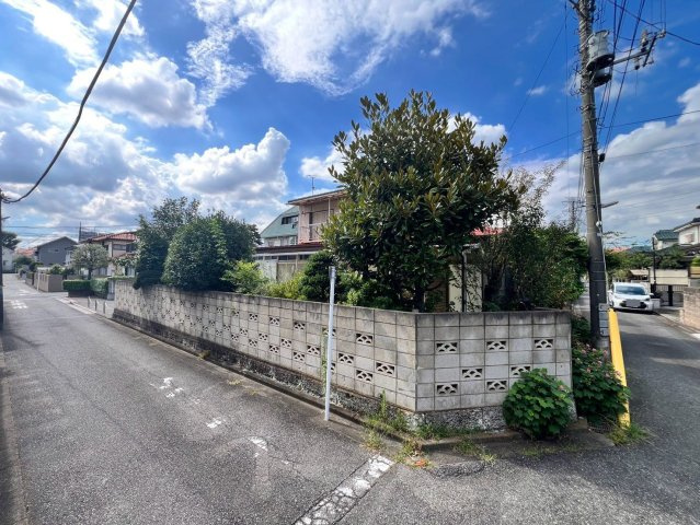 【外観】 | 西東京市芝久保町３丁目　売地 | 【古屋あり】高く青い空を感じて暮らす街並みの一角