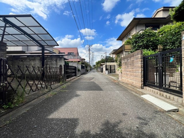 【前面道路含む現地写真】 | 西東京市芝久保町３丁目　売地 | 落ち着いた低層住宅街の一角、穏やかな暮らしを育むエリアです