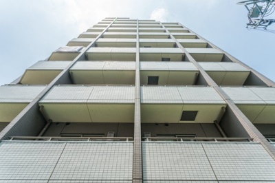 【外観】 | 日神デュオステージ新中野 | 鉄筋コンクリート造のがっちりとした建物。