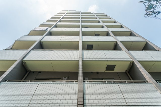 【外観】 | 日神デュオステージ新中野 | 鉄筋コンクリート造のがっちりとした建物。