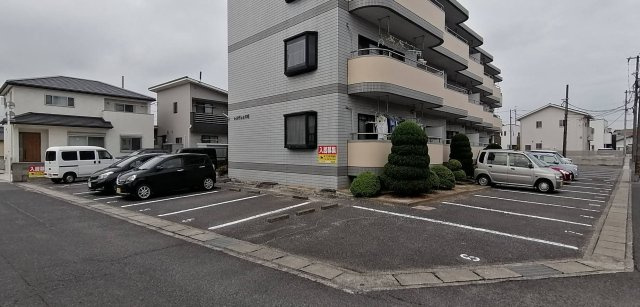 レジデンス平福の駐車場