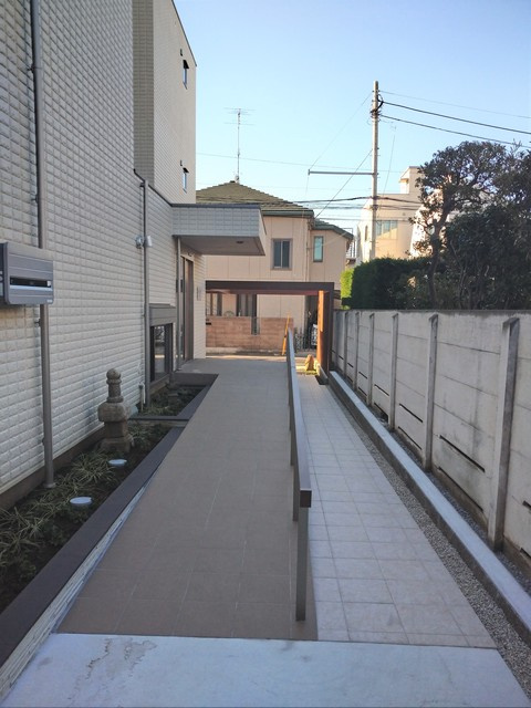 杉並区西荻南４丁目の賃貸マンションのエントランス|★接道から建物入り口まではスロープ付きです★