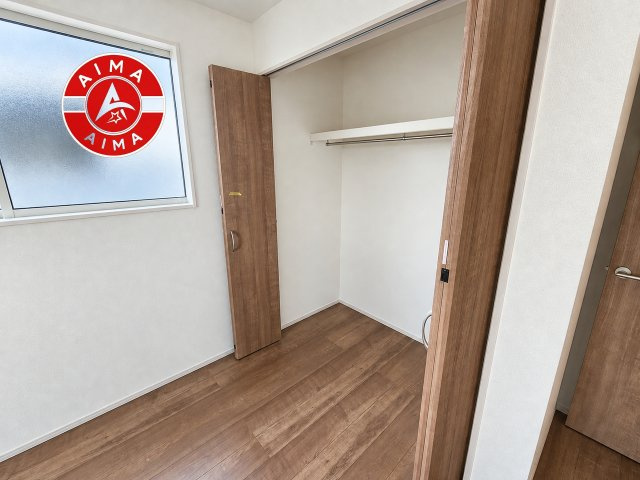福岡市南区曰佐3丁目第1-4棟（1号棟）の内観：施工例|洋服や大きな荷物が多い方や人数の多いご家族などは、一般的なクローゼットよりもウォークインクローゼットのほうが使い勝手が良いです。