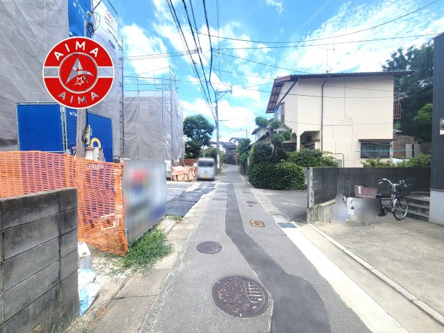 福岡市南区曰佐3丁目第1-4棟（1号棟）の前面道路含む現地写真|前面道路は閑静な住宅地をはしる車通りの少ない道路。お車の出し入れが苦手なママや小さなお子様にも安心ですね。しっかり舗装もされているので、ベビーカーや自転車で通っても快適に通行できます。