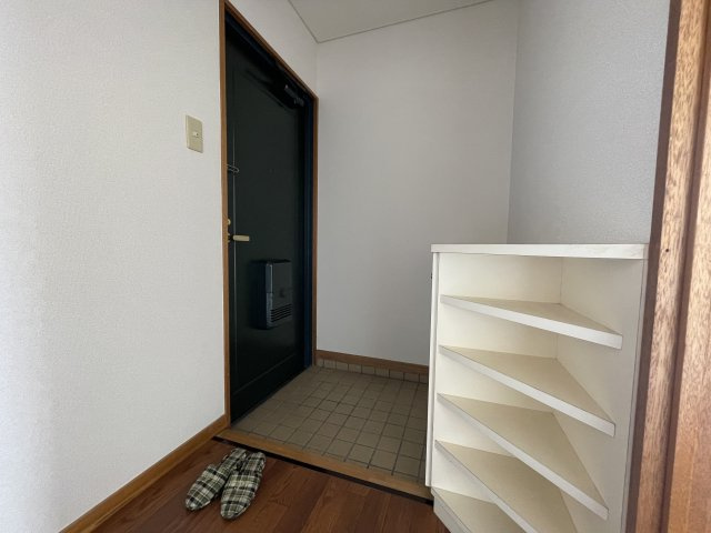 中古マンション　郡山ダイカンプラザ　橘小学校・第三中学校の玄関|スリッパの収納も可能な棚付き玄関収納！