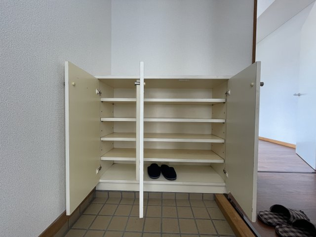 中古マンション　郡山ダイカンプラザ　橘小学校・第三中学校の収納|シューズボックスも充実！すっきり片づけができますね！