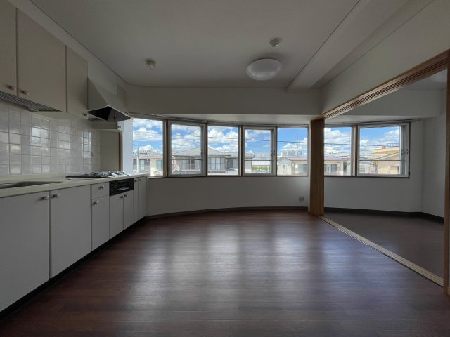 中古マンション　郡山ダイカンプラザ　橘小学校・第三中学校の居間・リビング|洋室を開放すると開放的な空間に！