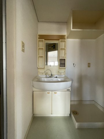 中古マンション　郡山ダイカンプラザ　橘小学校・第三中学校の独立洗面台|洗面台の隣には室内洗濯機置き場も完備！
