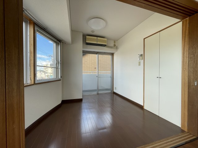 中古マンション　郡山ダイカンプラザ　橘小学校・第三中学校の洋室|玄関近くの洋室！