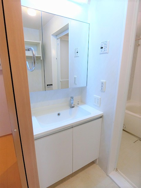 アプローズコートの独立洗面台|写真は同建物の別部屋を参考に掲載しております。
