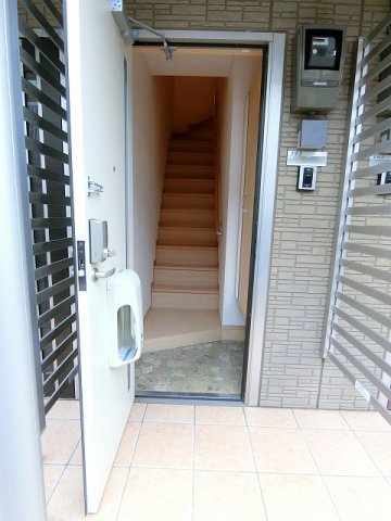 アプローズコートの玄関|写真は同建物の別部屋を参考に掲載しております。