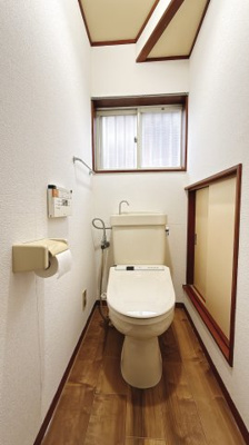 【トイレ】 | アレンジ自在なお庭がある一戸建て～千葉県野田市山崎～ | 小窓とサイド収納付き。清潔感があり温水洗浄便座を備えます。