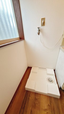 【脱衣所】 | アレンジ自在なお庭がある一戸建て～千葉県野田市山崎～ | 室内に洗濯機パンを設置済み。上部窓で換気もしやすい構造。