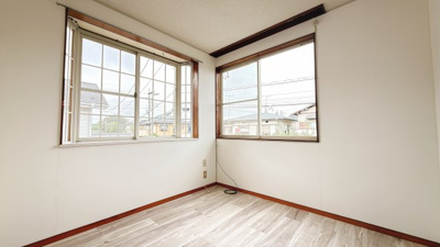 【洋室】 | アレンジ自在なお庭がある一戸建て～千葉県野田市山崎～ | 2方向の窓から自然光が入る室内。木目調の床が温かみを添えます。