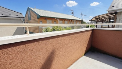 【バルコニー】 | アレンジ自在なお庭がある一戸建て～千葉県野田市山崎～ | 周囲の視線を気にせず洗濯物を干せる、壁で囲まれたバルコニー。