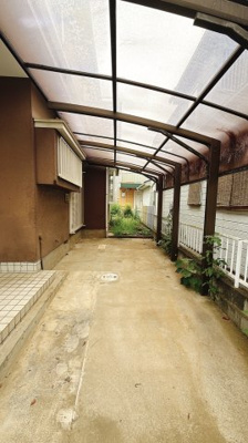 【駐車場】 | アレンジ自在なお庭がある一戸建て～千葉県野田市山崎～ | 屋根付きの駐車スペース。雨の日の乗り降りや荷物の搬入に便利。