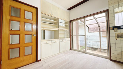 【居間・リビング】 | アレンジ自在なお庭がある一戸建て～千葉県野田市山崎～ | 壁面に固定式の収納棚を完備。食器や日用品をすっきり整頓。